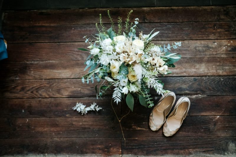 Bouquet et chaussure de mariée