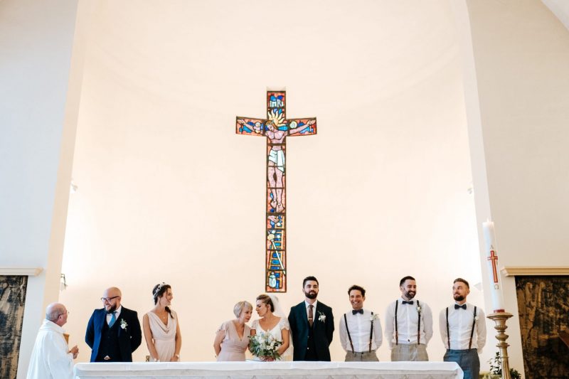 Mariés et de leurs témoins à l'église