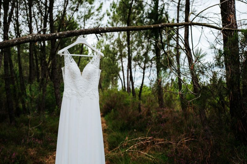 Robe de mariée dans les arbres